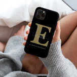 Svart monogram Guld-skript, anpassat Namn<br><div class="desc">Är du kärlek mobil, men hatar att den alltid kliar eller sjunger? Nu finns det en fodral till dig! Den här personligen iphone case har en egen monogrammad design. Den är tillverkad av ett hållbart material och passar din favorit iPhone. Dessutom kommer det i en mängd olika färg så att...</div>