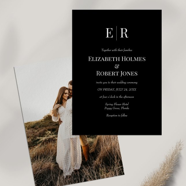 Svart monogram med anpassad fotografi vigsel inbjudningar (Black Monogram Custom Photo Wedding Invitation on white table with dry flower.)