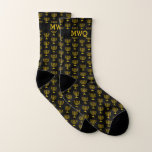 Svart Monogram MENORAH Strumpor<br><div class="desc">Snyggt,  svart MENORAH Socks,  designad med en faux guld-menorah i ett lodrät,  tilad mönster. Det finns ett anpassade TRIPLE MONOGRAM som du kan använda med ditt eget initialer. Formgivningen upprepas på insidan och utsidan.  Idealisk gåva till jul och födelsedag,  och särskilt till Hanukkah. Finns i andra färger.</div>