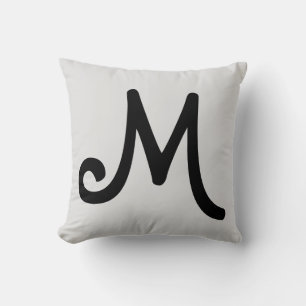 Svart monogram på silvergrå kudde