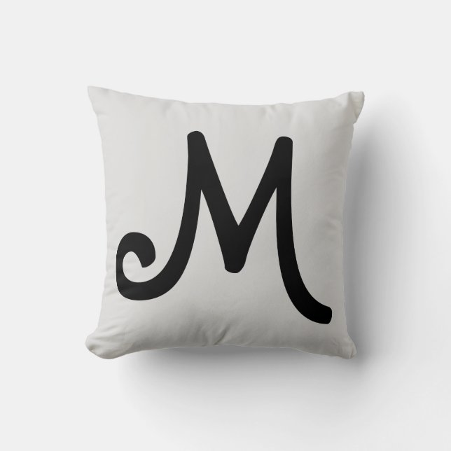 Svart monogram på silvergrå kudde (Framsida)