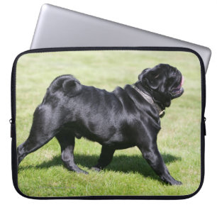 Svart mops som flåsar att gå för stunder laptop sleeve