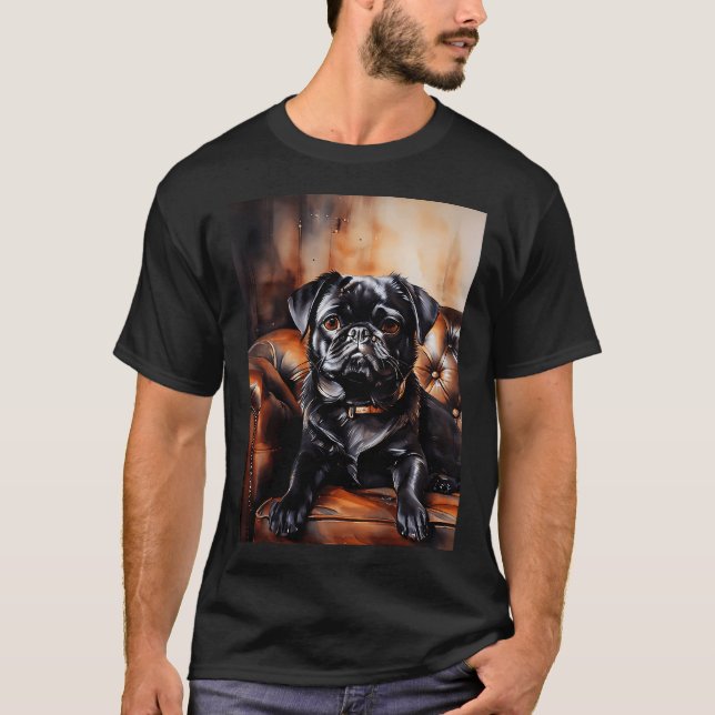 Svart mops som slappnar av på en läder soffa. t shirt (Framsida)
