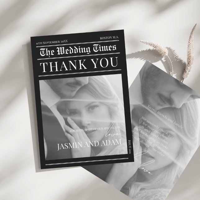 Svart Mörk i nyhetsbladet Unikt foto Bröllop Tack Kort (Newspaper Black Dark Mode Unique Photo Wedding Thank You Card)