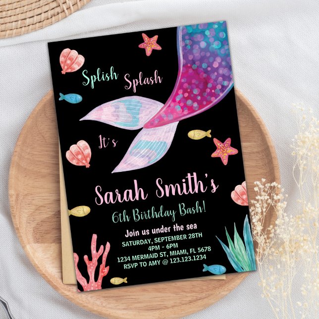 Svart Mörk Lila Sjöjungfru Svan födelsedag i Inbjudningar (Black Dark Purple Mermaid Tail Birthday Invitation)