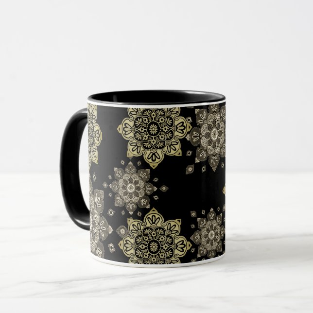 Svart mugg med gyllene medaljonger (Framsida vänster)