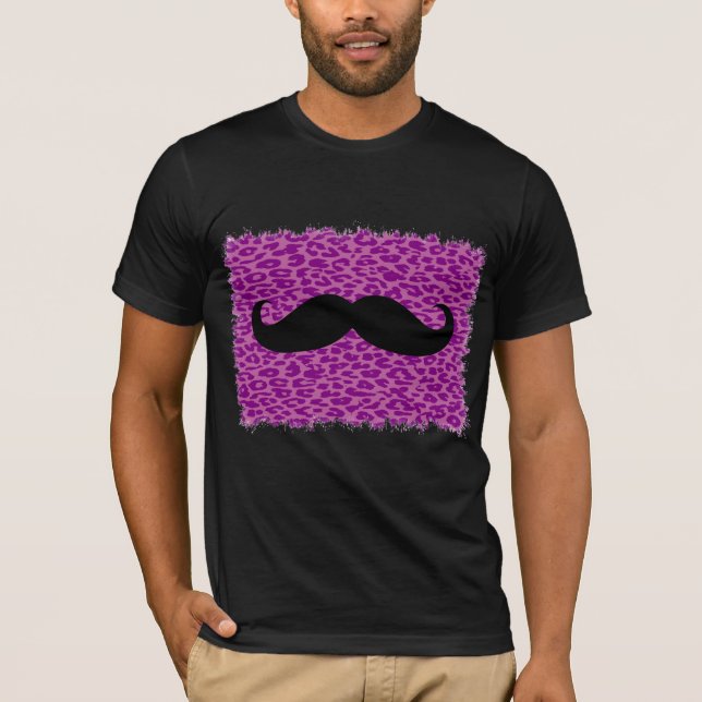 Svart Mustasch Och Lila Leopardskinn Tee (Framsida)