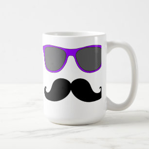 Svart mustasch och purpurfärgad solglasögonhumor kaffemugg