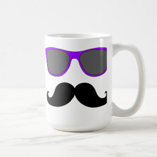 Svart mustasch och purpurfärgad solglasögonhumor kaffemugg