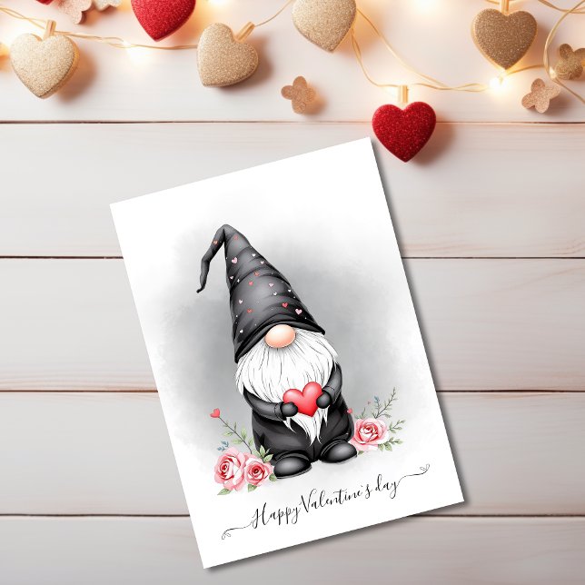 Svart nom med Rosa Heart-Valentineser Julkort (Adorable Black Gnome With Pink Heart Valentines Holiday Card)