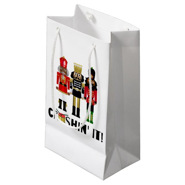 Svart Nutcracker "Crushin" it Gift Bag med Drum (Framsidan Vinklad)