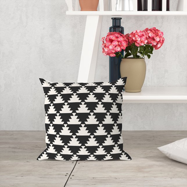 Svart och Cream Modern Aztec Geometric Mönster Kudde (Skapare uppladdad)