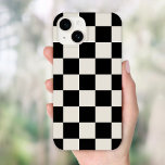 Svart och Cream Retro-kontroll<br><div class="desc">Trendiget boho checkerboard skriver ut telefonfodral i svart och elfenben färg. Använda designen verktyg om du vill lägga till ditt eget monogram,  namn eller annan text,  eller ändra färgen i bakgrunden om du vill skapa ett unikt hölje för en typ av enhet.</div>