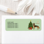 Svart och en tysk shepherd och Julgran Returadress Etikett<br><div class="desc">Desteis ursprungliga tecknad illustration av en svart och bruna färg-tysk Shepherd-hund. Hund står vid ett festligt Julgran med röda prydnadsföremål och gult, en vit pärlträdgård och en gult stjärna på träd. Det finns också två inslagna presenter vid träd och bakom hund finns det en bruna hyllor med två ljus. Bakgrunden...</div>