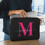 Svart och fet Shock rosa Monogram första gången Gi Laptop Fodral<br><div class="desc">Uppgradera ditt tekniska stil med vårt moderna Clean Black & Bold Rosa Monochrome Initial Laptop sleeve. Den här sleeven är utformad med en elegant svart yttre som accentueras genom att man slår fast djärvt rosa monokrom initialer, och erbjuder ett modernt skydd med lite elegans i personligen. Höj utseendet på din...</div>