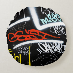 Svart och flerfärgad graffiti art rund kudde