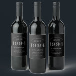 Svart och Grått 30års födelsedag 1994 Elegant Vinflaska Etikett<br><div class="desc">Personlig vin är en speciell person som föddes 1994 och som fyller 30 år. Lägg till namn och ett unikt meddelande till elegantens svartvitt och grått-design för en anpassningsbar 30års födelsedag-gåva. Du kan enkelt redigera namn och år med den angivna mallen. En underbar anpassningsbar födelsedagspresent. Fler gåvor och party för...</div>