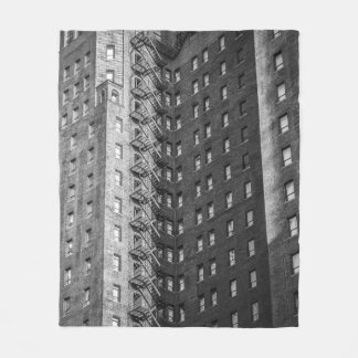 SVART OCH GRÅTT KONKRET BYGGNAD FLEECEFILT