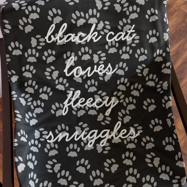 Svart och Grått Paw Skriv ut Namn Fleece Blanket (Black cat loves fleecy snuggles any time of year. Add your text to this soft and warm fleece blanket)