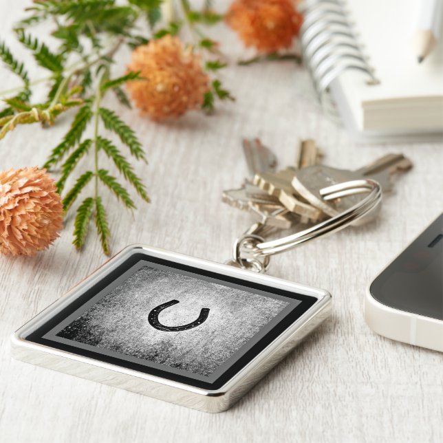 Svart och Grått Play Fyrkantig Silverfärgad Nyckelring (Sidan)