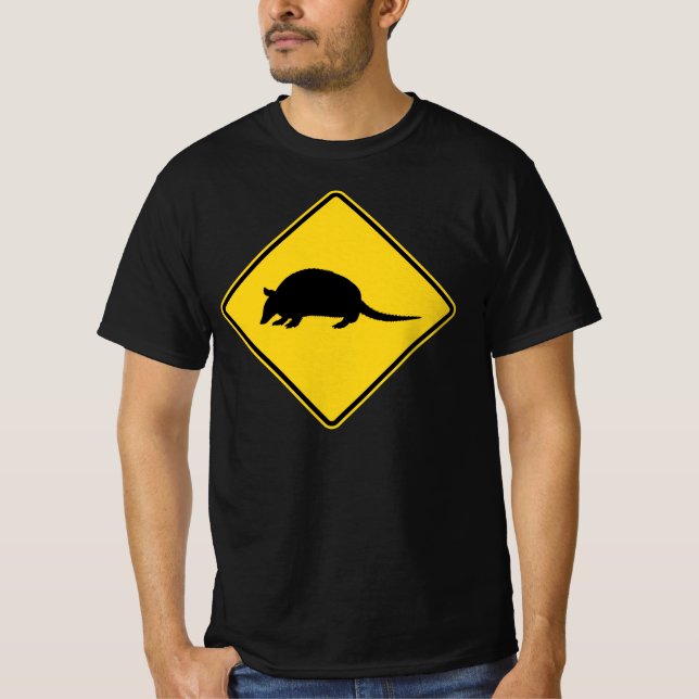 Svart och gul vägskylt för armadillopassage tee (Framsida)