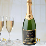 Svart och guld-elegant i 70:e födelsedagsfesten<br><div class="desc">En vin eller ett mousserande vin flaska-märke för en elegant svart och guld fick temat 70:e födelsedagsfesten. Mallar för namn, ålder och datum för party. Golden färgad brev. Den svarta bakgrunden färg och faux guld ram och guldmusik noter. Du kan ändra bakgrunden till färg så att den matchar ditt tema....</div>