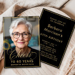 Svart och Guld-födelsedagstjuber till 60 års foto Inbjudningar<br><div class="desc">Fira i stil med den här eleganten svart och guld fotoinbjudan på födelsedagen. Den här moderna designen är en perfekt för att hedra en milstolpe-födelsedag. På framsidan visas hedersgästen,  medan baksidan ger all information om party i en ren och lättläst layout. Ett tidlöst val för en chic,  ärade firande.</div>