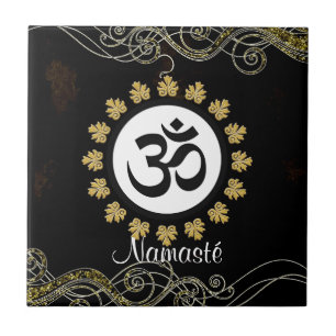 Svart och guld för meditation för Aum symbolMant Kakelplatta