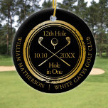 Svart och Guld Golf Hål i en Retro-Personlig Julgransprydnad Keramik<br><div class="desc">Med en frimärke-effektsmodell av åldras-typ. Anpassa namn,  placera hål nummer och datum för att skapa en underbar golfkeepé för att fira det fantastiska hål i ett. Designad av Thisisnotme©</div>
