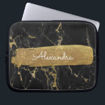 Svart och Guld Marble med guldolja och Glitter Laptop Fodral<br><div class="desc">Svarta och Guld Marble med guldblomma och Glitter Elegant Monogram Namn Sleeve. Den här sleeven kan anpassas så att den omfattar ditt första namn.</div>