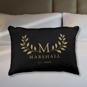 Svart Och Guld Modern Blommig Monogram Familjenamn Prydnadskudde