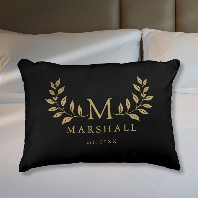 Svart Och Guld Modern Blommig Monogram Familjenamn Prydnadskudde (Black And Gold Modern Floral Monogram Family Name Accent Pillow)