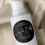 Svart och Guld Modern Lash Cleanser Flaska-förpack Runt Klistermärke<br><div class="desc">Gör din chic i lashbadskum flaskor extra med denna lyxfärgade,  svarta och guld,  så att du kan ta bort oljedekaler. Med den här elegant guld-folieeffekten kan du redigera texten,  bakgrunden färg och till och med infoga logotypen så att du kan göra en egen personlig-förpackning för din tvättschampo.</div>