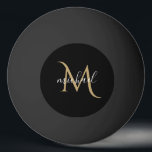 Svart och Guld Monogram Elegant Luxury Pingisboll<br><div class="desc">Klassisk lyxdesign för eleganter med svart och guld med monogram. Mallen har konfigurerats så du behöver bara lägga till ditt namn för att slutföra designen. Matchande tillbehör i butiken.</div>