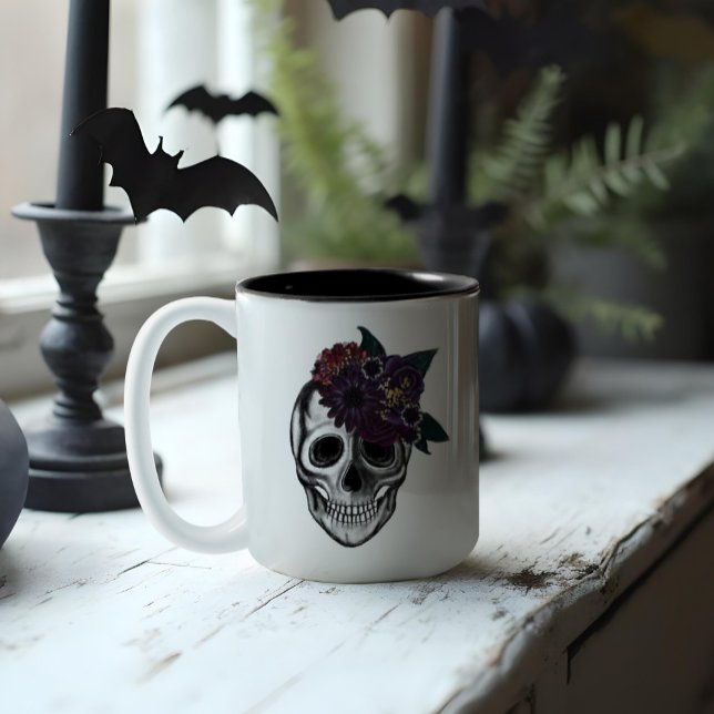 Svart och Guld Moody Blommigt Halloween Skull Mono Två-Tonad Mugg (Black & Gold Moody Floral Halloween Skull Monogram Two-Tone Coffee Mug)