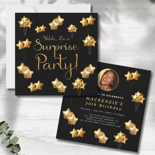 Svart och Guld överraskar alla Födelsedagsfester i Inbjudningar (Black and gold party invitations showing front and rear on a grey wood background.)