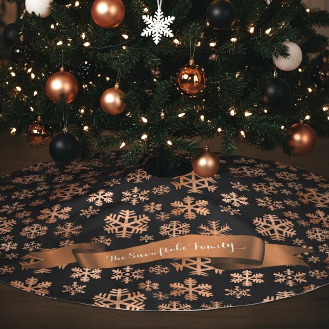 Svart och kopparsnöflake Julgran Skirt Julgransmatta Borstad Polyester (This black and copper snowflake tree skirt offers a luxurious twist on traditional holiday decor)