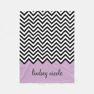Svart och Lila Chevron Anpassningsbar Monogram Fleecefilt