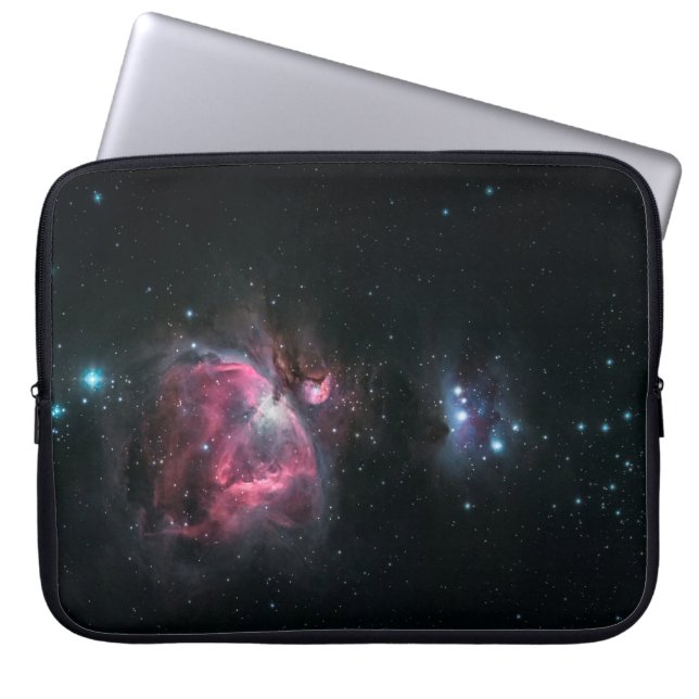 SVART OCH LILA NEBULA DIGITAL TAPET LAPTOP FODRAL (Framsidan)