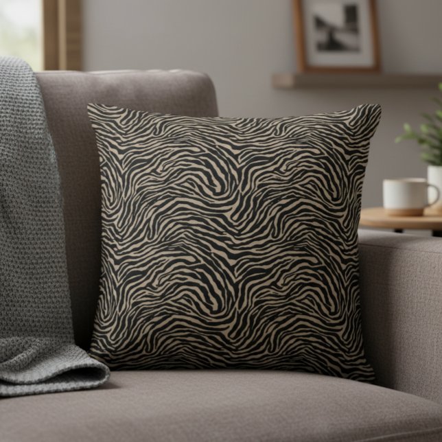 Svart och ljust krämfärgad zebrarandig dekorativ kudde (Zebra print throw pillow. Classic and cozy!)