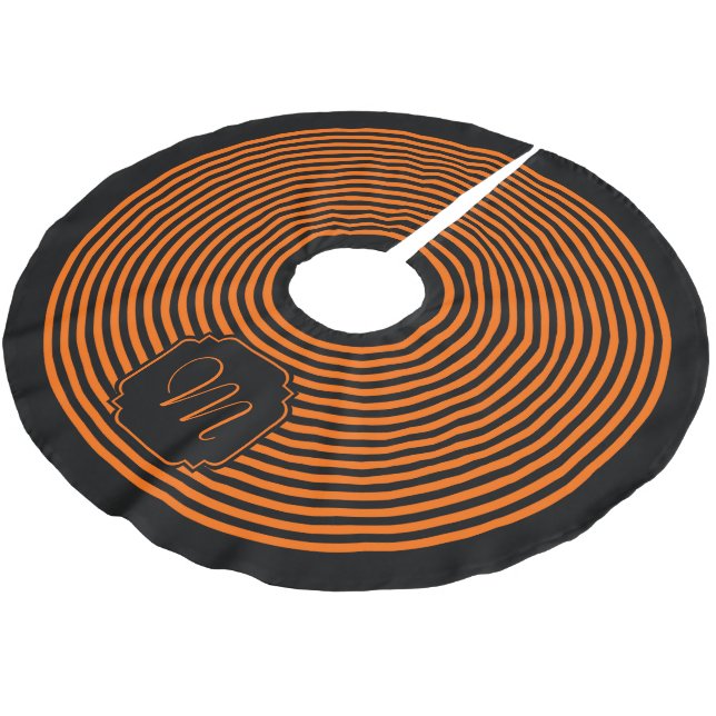 Svart och orange randig monogram julgransmatta borstad polyester (Vinklad)