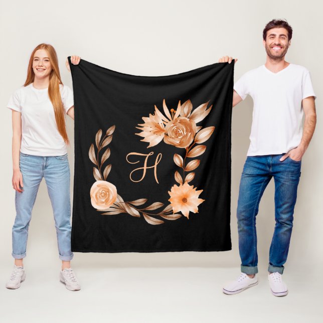 Svart och persikofärgad blomsterfilt med monogram fleecefilt (På plats)