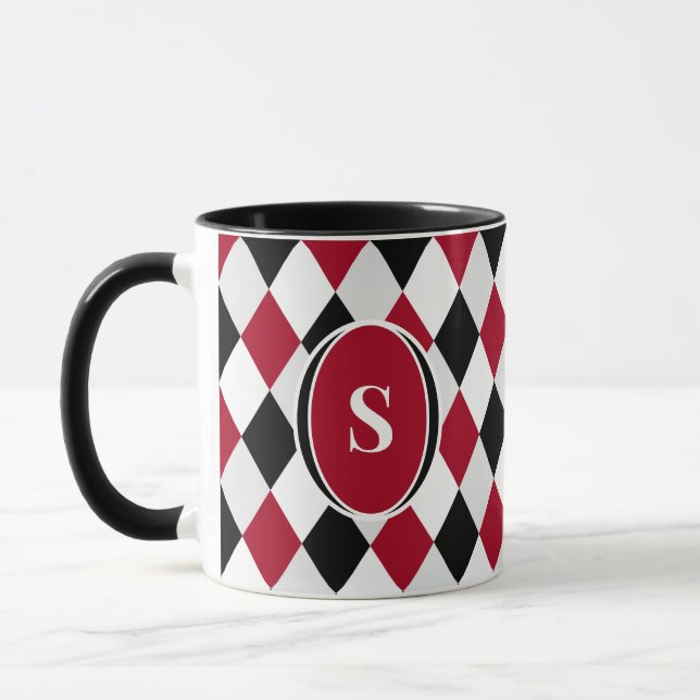 Svart och röd Harlequin diamantmönster monogram Mugg (Vänster)