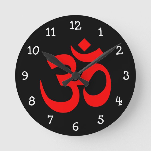 Svart och rött Om-symbol Rund Klocka (Framsida)