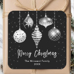 Svart och Silver Ornaments God jul Fyrkantigt Klistermärke<br><div class="desc">Den här eleganten och den glamorösa helgdag kan vara personlig med din familj namn. Utformningen har silver och svarta julprydnadsföremål på svart bakgrund. Texten kombinerar handskript och modernt sans serif typsnitt för ett klassligt och sofistikerat utseende. Sparklerna och glitter tillför en festlig och magisk beröring. Detta är perfekt för ge...</div>