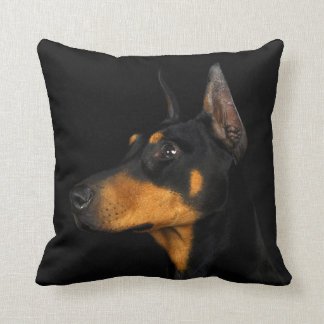 Svart och solbränd DobermanPinscherkudde Kudde