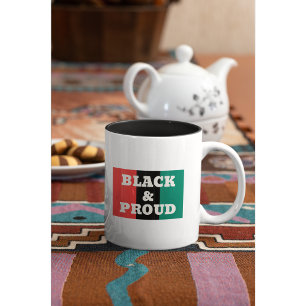 Svart och stolt på Färgen Red, Black och Grönt Två-Tonad Mugg