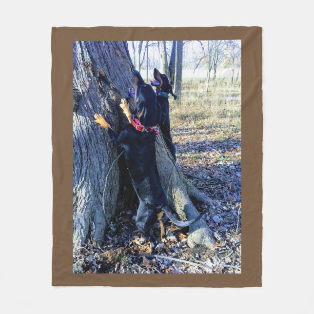 Svart och Tan Coonhounds Treeing Fleece Blanket (Framsidan)