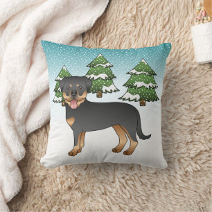 Svart och Tan Rottweiler Hund I En Vinter Skog Kudde