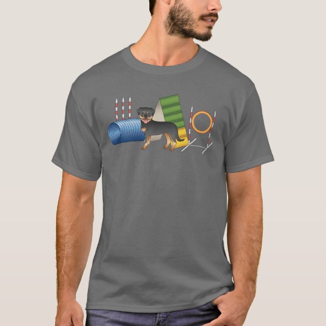 Svart och Tan Rottweiler med agilityutrustning T Shirt (Framsida)